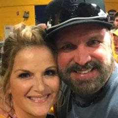 Weird Things Everyone Ignores About Garth Brooks' Marriage Weird Things Everyone Ignores About Garth Brooks' Marriage