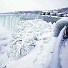 Niagara Falls Freezes Over in Unbelievable Winter Spectacle Niagara Falls Freezes Over in Unbelievable Winter Spectacle