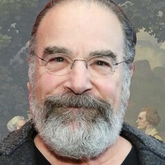Mandy Patinkin nos muestra el lado más tonto de Benjamin Franklin