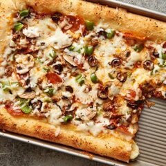 Esta pizza con masa rellena de queso es para morirse